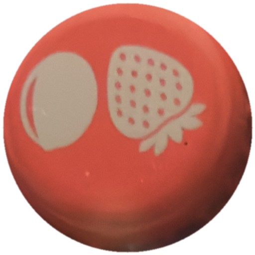 Fruits gris sur rouge