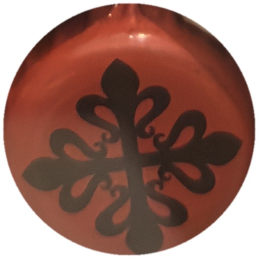Croix fleurdelisée noire sur rouge