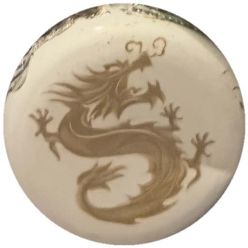 Dragon doré sur blanc