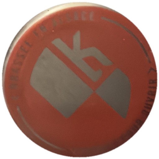 Lettre K grise sur rouge