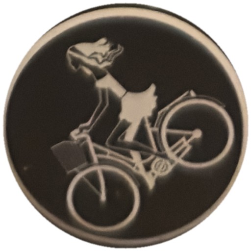 Cycliste femme au panier sur noir