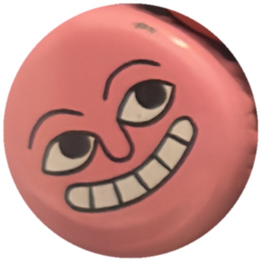 Visage souriant sur rose